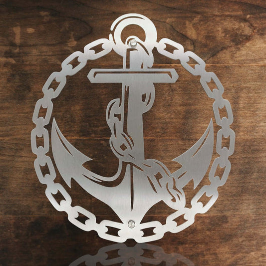 maritime edelstahl wanddeko anker mit kette vor einer holzwand
