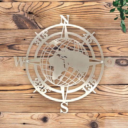 maritime wanddeko nautischer Kompassrose mit Globus aus Edelstahl vor einer Holzwand