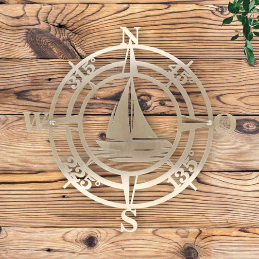 maritime wanddeko nautische windrose mit Schiffs Motiv aus Edelstahl vor einer Holzwand