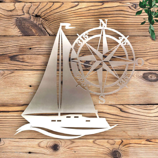 maritime wanddeko Segelschiff mit Kompass aus Edelstahl vor einer Holzwand