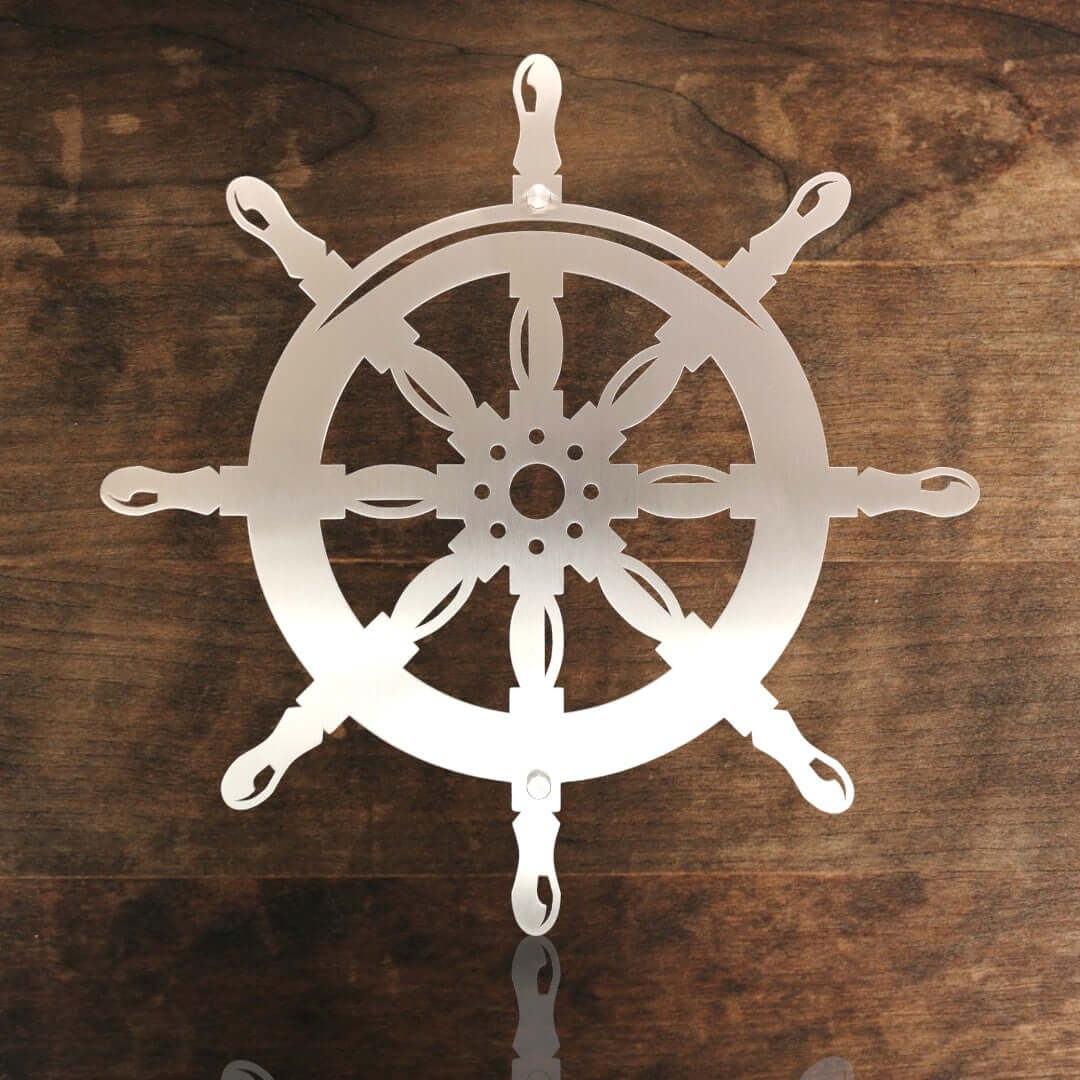 maritime edelstahl wanddeko steuerrrad vor einer holzwand