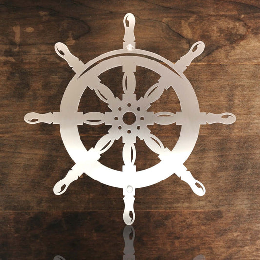 maritime edelstahl wanddeko steuerrrad vor einer holzwand