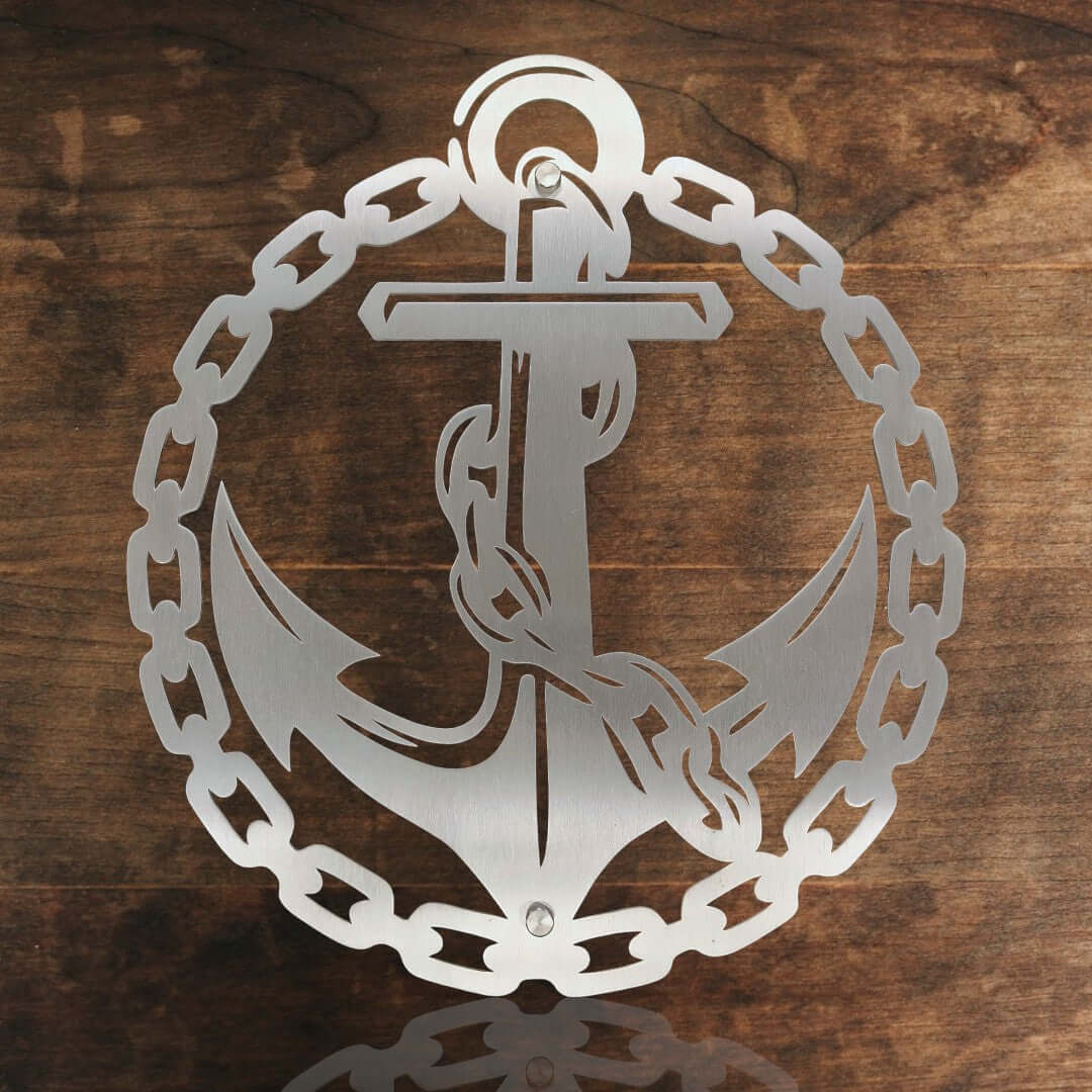 maritime edelstahl wanddeko anker mit kette vor einer holzwand