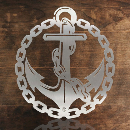 maritime edelstahl wanddeko anker mit kette vor einer holzwand