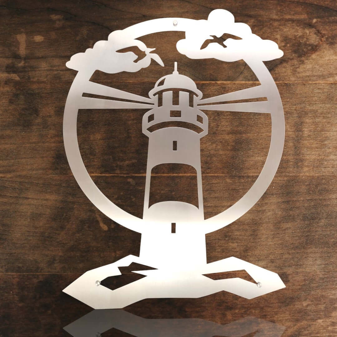 maritime edelstahl wanddeko leuchtturm mit moewen vor einer holzwand
