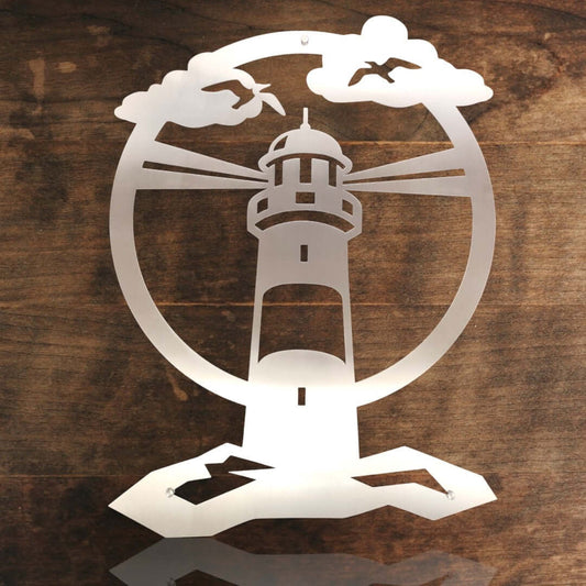 maritime edelstahl wanddeko leuchtturm mit moewen vor einer holzwand