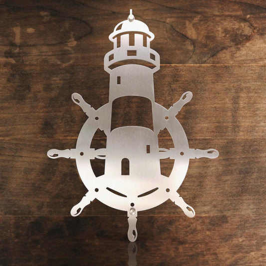 maritime edelstahl wanddeko leuchtturm mit steuerrad vor einer holzwand