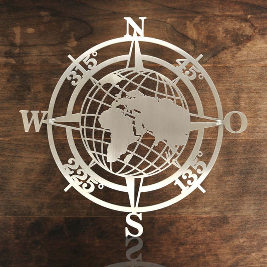 maritime edelstahl wanddeko windrose kompass mit globus weltkarte vor einer holzwand